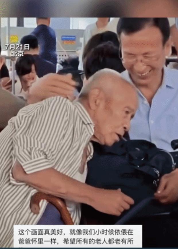 “上新华社了！”北京一侯车厅里，一对父子正在等车，时间一久，年迈的父亲熬不住了，