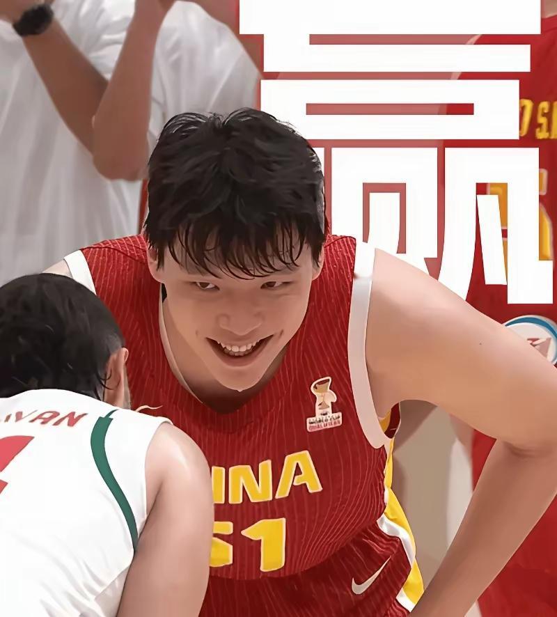 从NBA学来的笑嘻嘻的“小嘴脸”再加上狡黠的小眼神儿，毫无做作，非常自然，这种戏