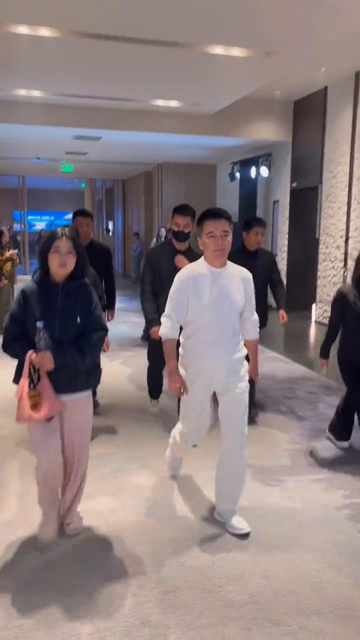 是关中王来了。