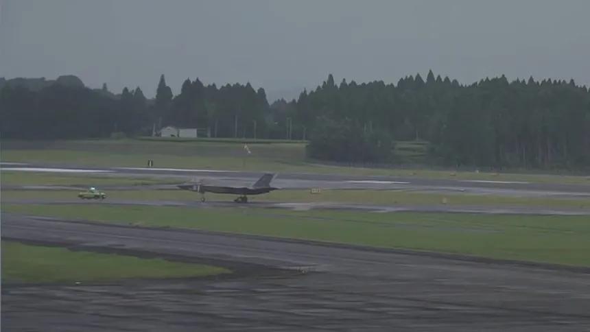 英国空军的F-35B垂直/短距起降型隐身战机又丢人了。日前，英国空军一架F-35