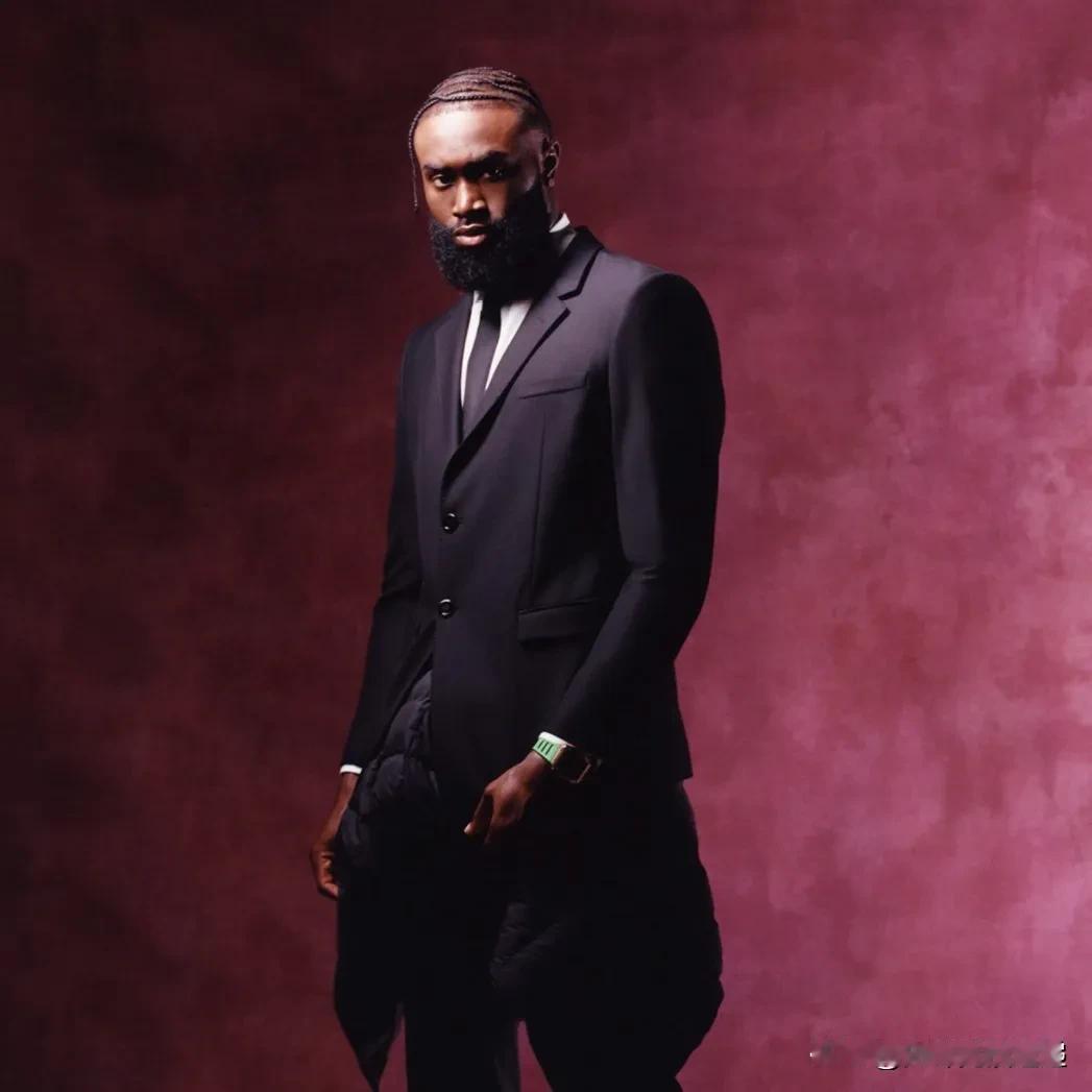 杰伦·布朗不仅仅是球场上的天才。

高中时他是学校里最好的学生之一。在大学里，他