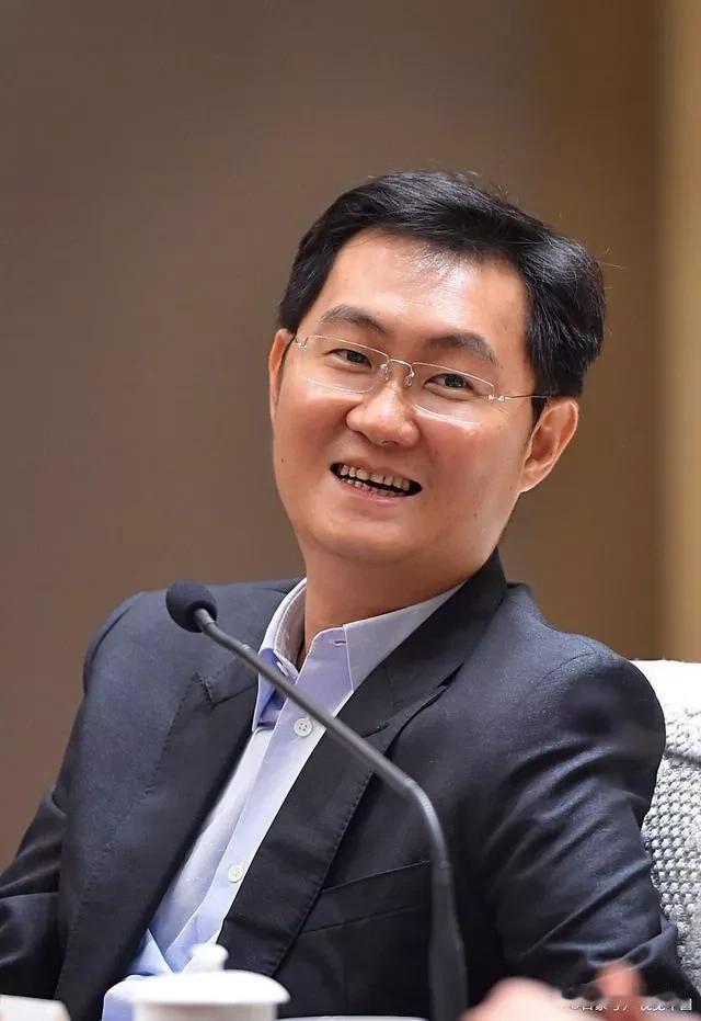 马化腾这个照片，看到就想笑，他的下颌角都看不到了，甚至不知道哪里是脸，哪里是脖子