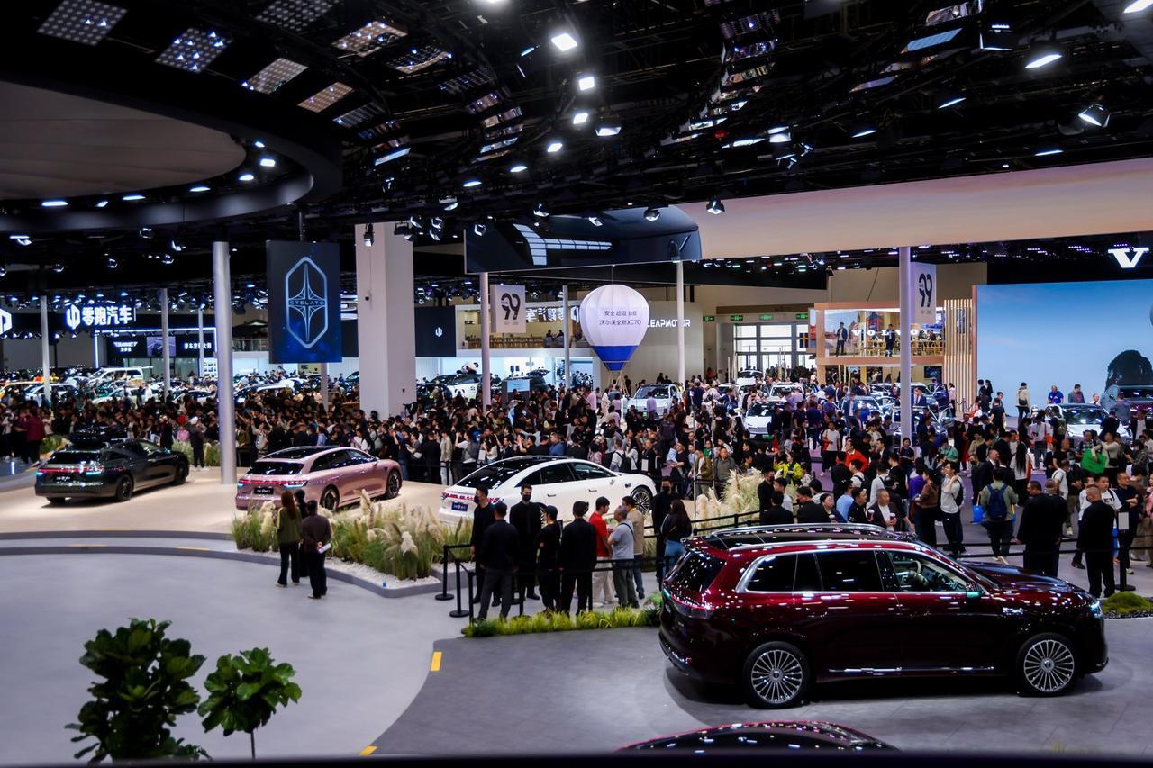 鸿蒙智行五界矩阵走出差异化发展之路
智能汽车行业同质化越来越严重，多数品牌跟风布