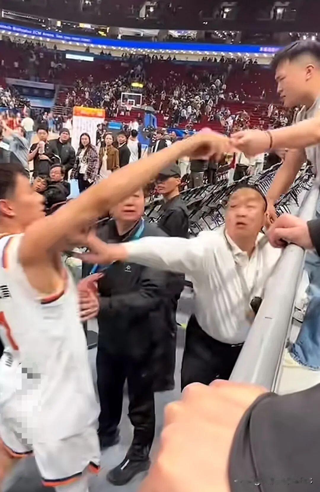 CBA联赛每场比赛结束后，球员与球迷近距离互动究竟是否违规？
4月12日，CBA