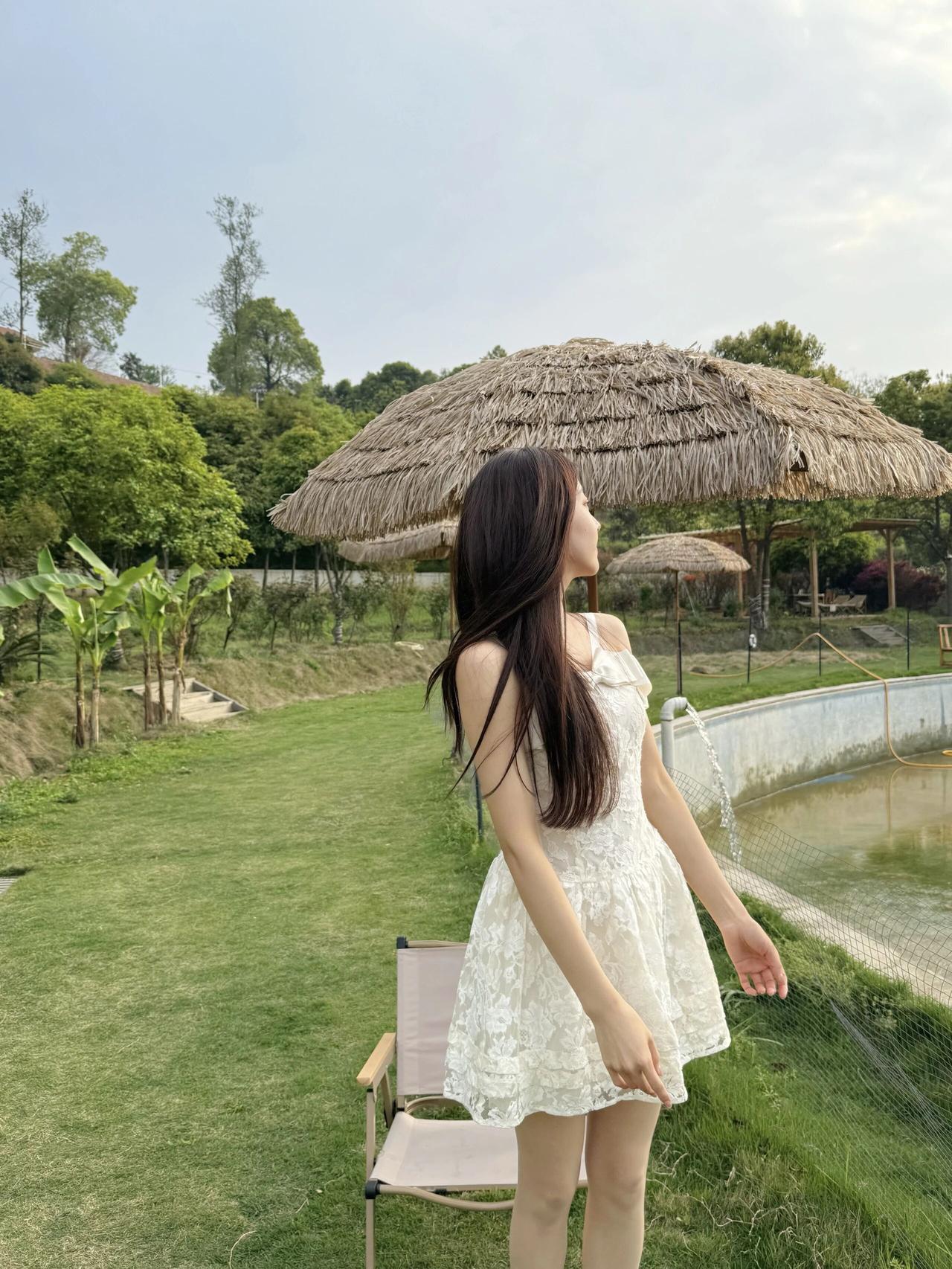 夏日清凉时光，在草地上享受微风拂面的惬意。