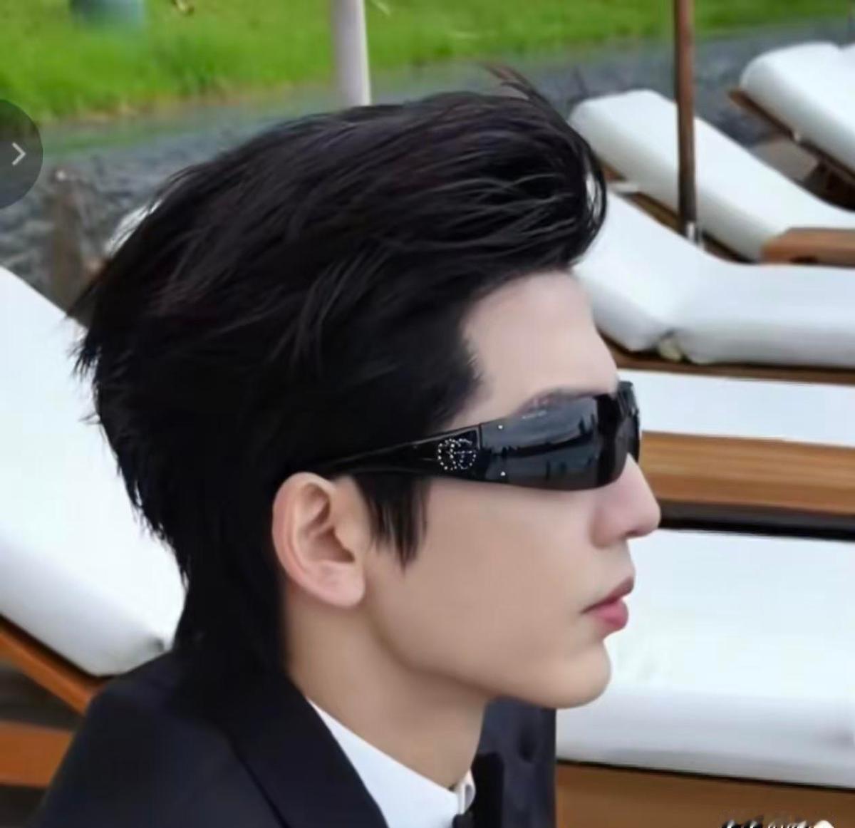 张凌赫红毯帅到出圈，风一吹，牛角就上线了。
没慌，没躲，没补妆，干脆随风乱成艺术