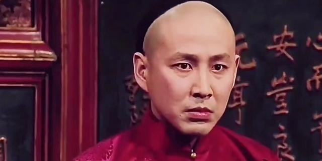 1881年， 光绪在后宫闲逛忽见一宫女姿容秀丽，拉到没人处就临幸。不料，忙活半天