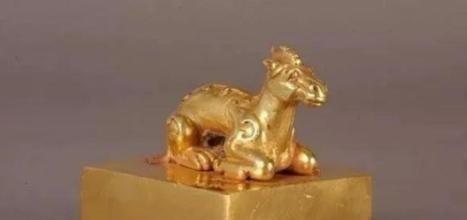 1993年，郭新科在墓中将一颗800克的皇后金印吞入腹中，回家后，他喝下一大壶香