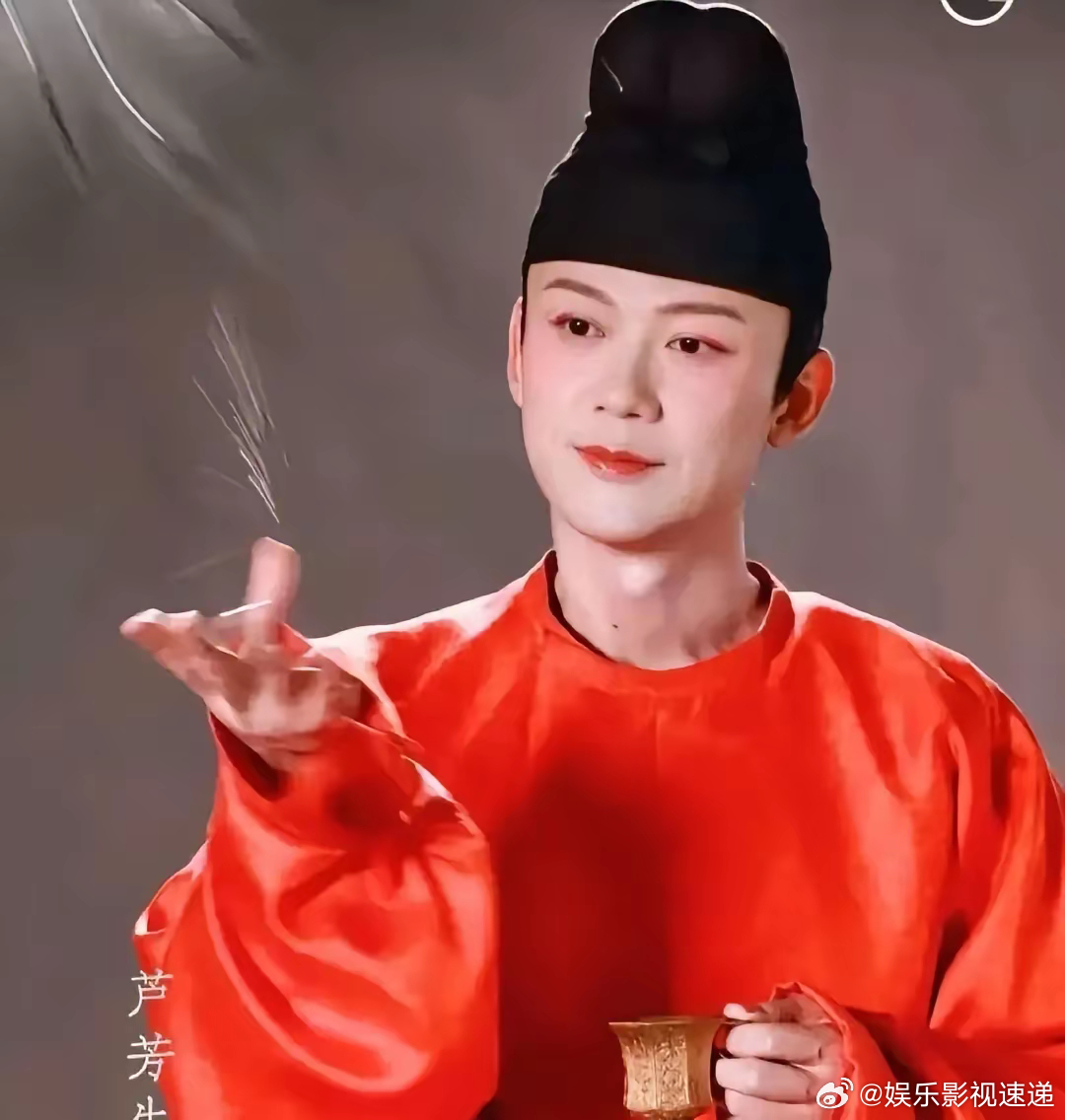 你和我说这是鱼常侍？​真的一点也不像啊，现代装这么儒雅。​他本名卢芳生，演过很多