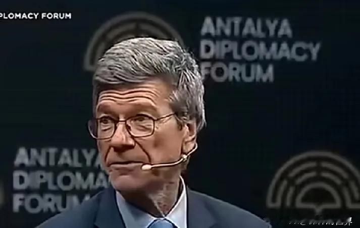美国有位叫杰弗里·萨克斯的经济学家，最近在论坛上吐槽自家对中国的态度，说那简直是