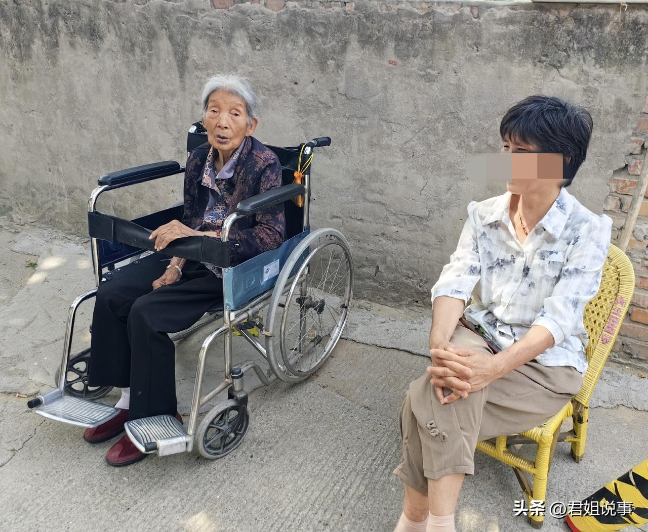 家里保姆喜欢吃饺子，而且无论什么馅的，她都爱吃。
现在我们家里以96岁老太太和保