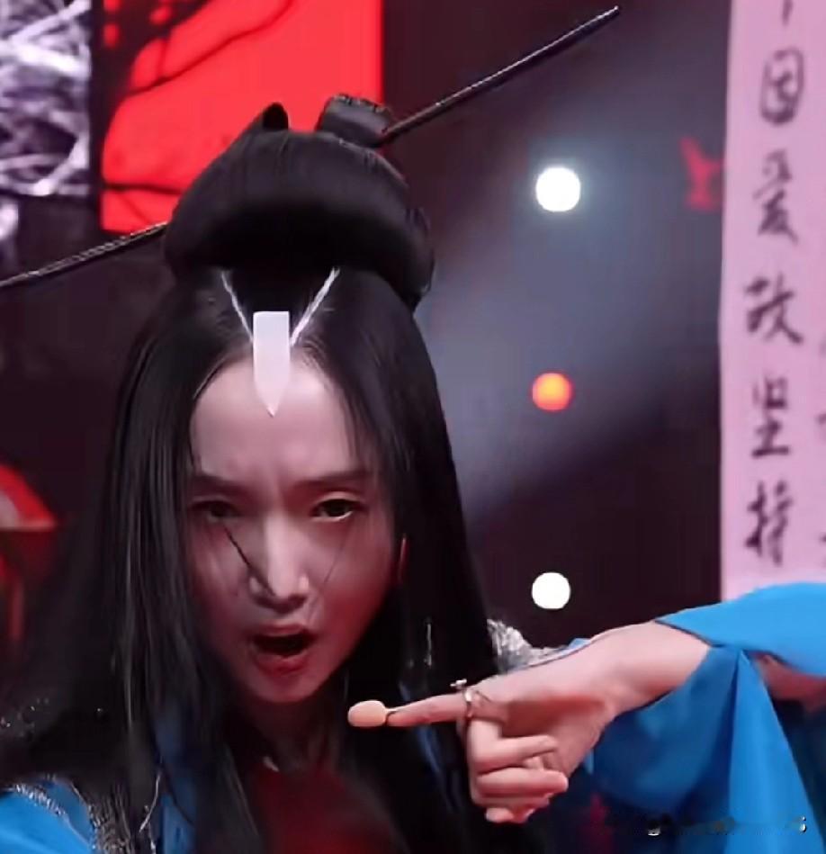 哈哈，李贞贤老师当年的造型着实带来了“视觉冲击”！那不停晃动的扇子和独特的指麦，