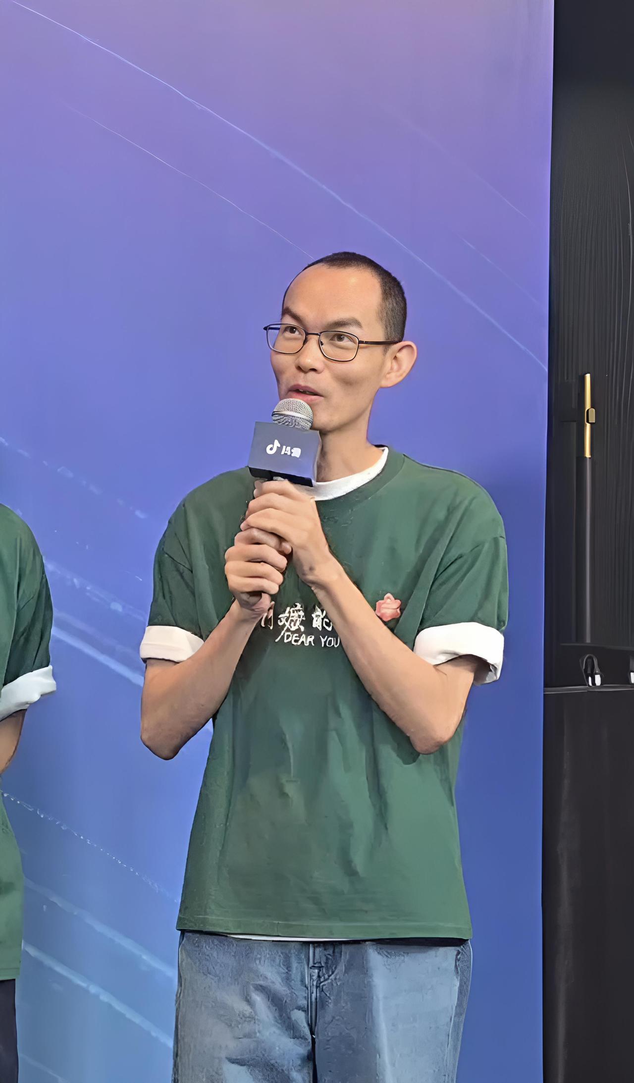 能让一个大男人看着孩子们踢球看到哭，这得是什么样的画面。

《阿嬷的情书》导演蓝
