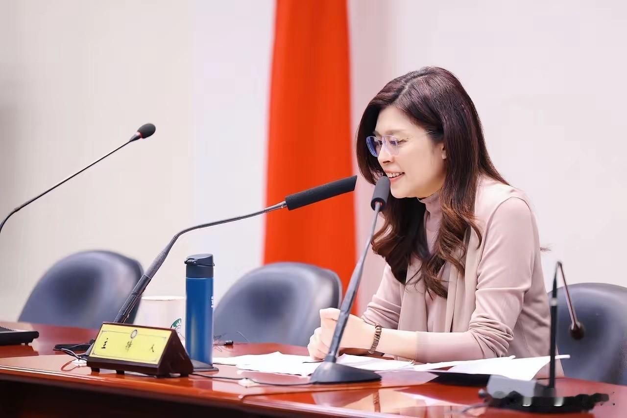 国民党主席郑丽文昨天（24日）在脸书发文表示，和近五十位来自各国驻台代表与茶叙交