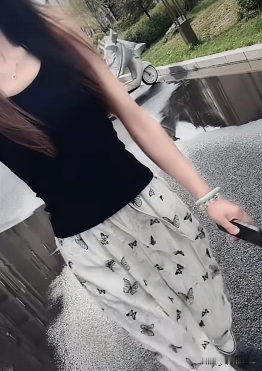 人不能奢望，可以把任何一个喜欢的人永远留在生命里，有的人来，就只是为了陪你走一段