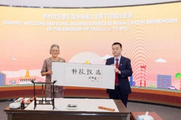泰国诗琳通公主访问深圳，直呼深圳科技甩泰国八条街。
泰国诗琳通公主最近去了深圳参