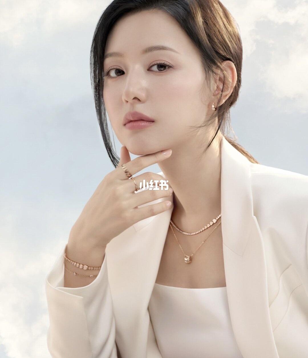 金智媛｜清冷氛围感
金智媛的白西装和玫瑰金珠宝，把清冷贵气焊在身上✨
金智媛 氛
