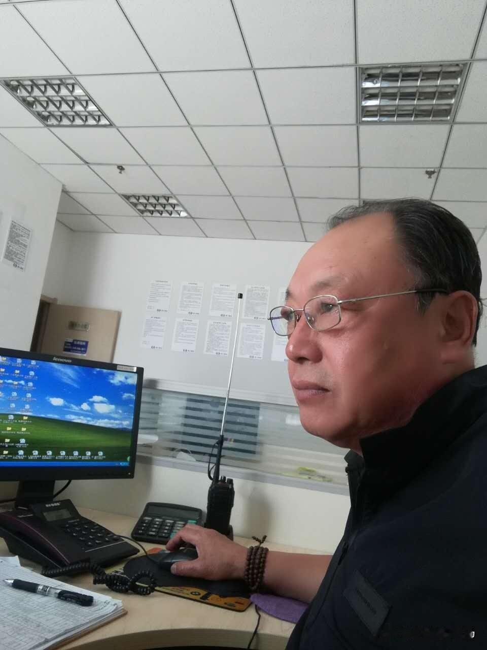 《暮岁逐梦》

文/识途的黑马
 
退休守岗仍务工，
未敢称老作衰翁。
企业惜才