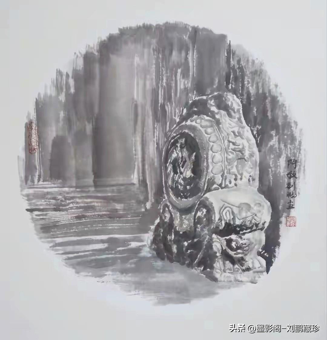 木门配老墩，一虚一实，方寸笔墨定格四合院旧影，藏着地道老北京胡同乡愁，红印落款点