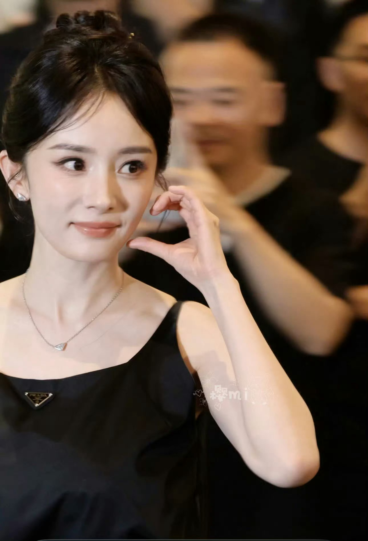 杨幂对粉丝脸颊比心杨幂脸颊比心饭撒杨幂对粉丝脸颊比心饭撒❤️，爱上了 