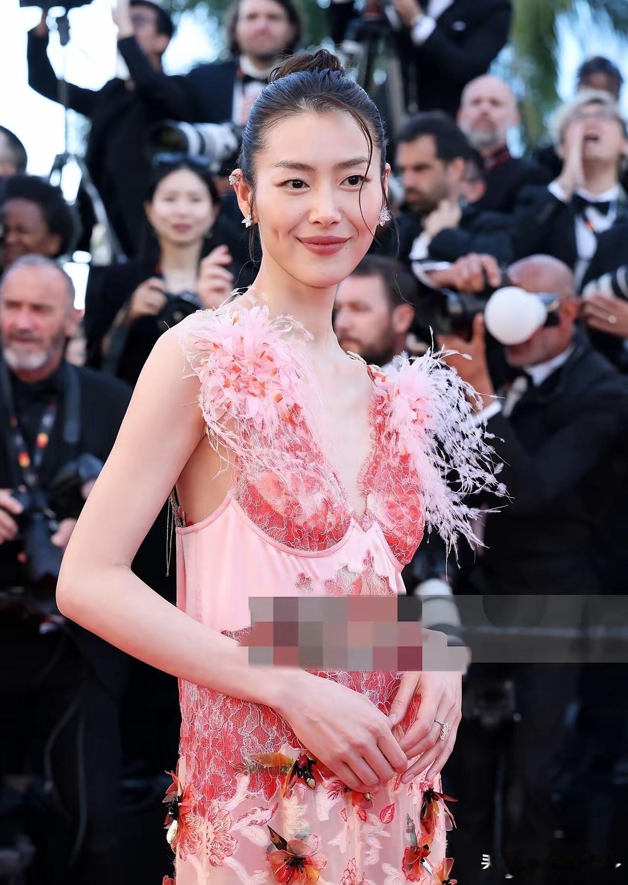 刘雯、林允儿、Bella Hadid戛纳电影节红毯生图出炉， 刘雯身穿CHANE