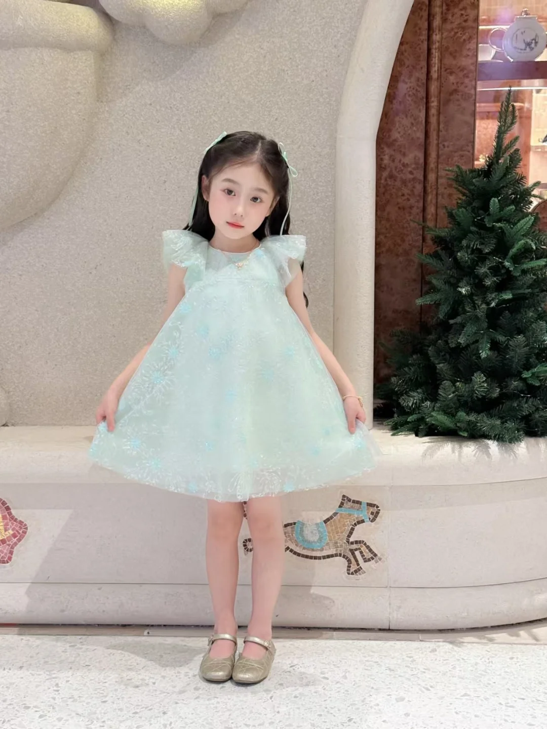 女儿的裙好好看，童话里跑出来的公主吧！