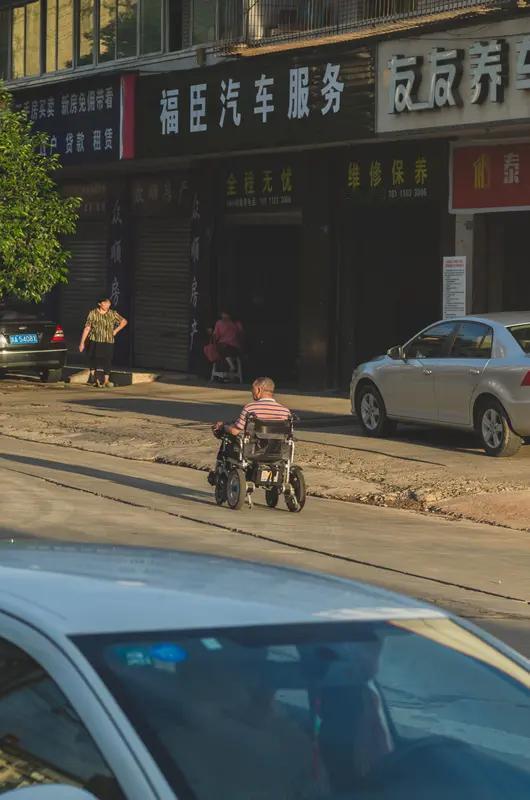 新型啃老真的越来越隐蔽了。中国社科院2026年4月数据显示，18至35岁青年里，