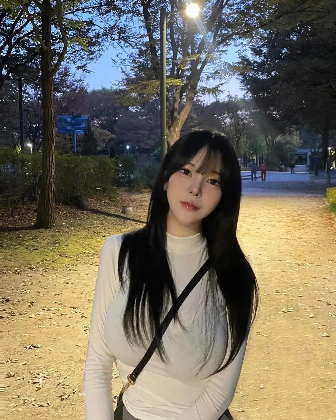 我喜欢比我小许多的女人。因为年龄大的接触太多，没有了兴致。我也快成了大叔了，牵一