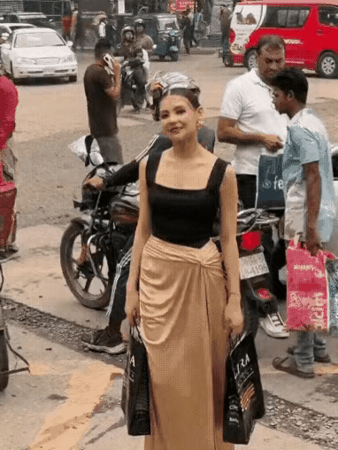 靠得太近了，幸好是个女的，如果是高种姓男的，这个人得残！