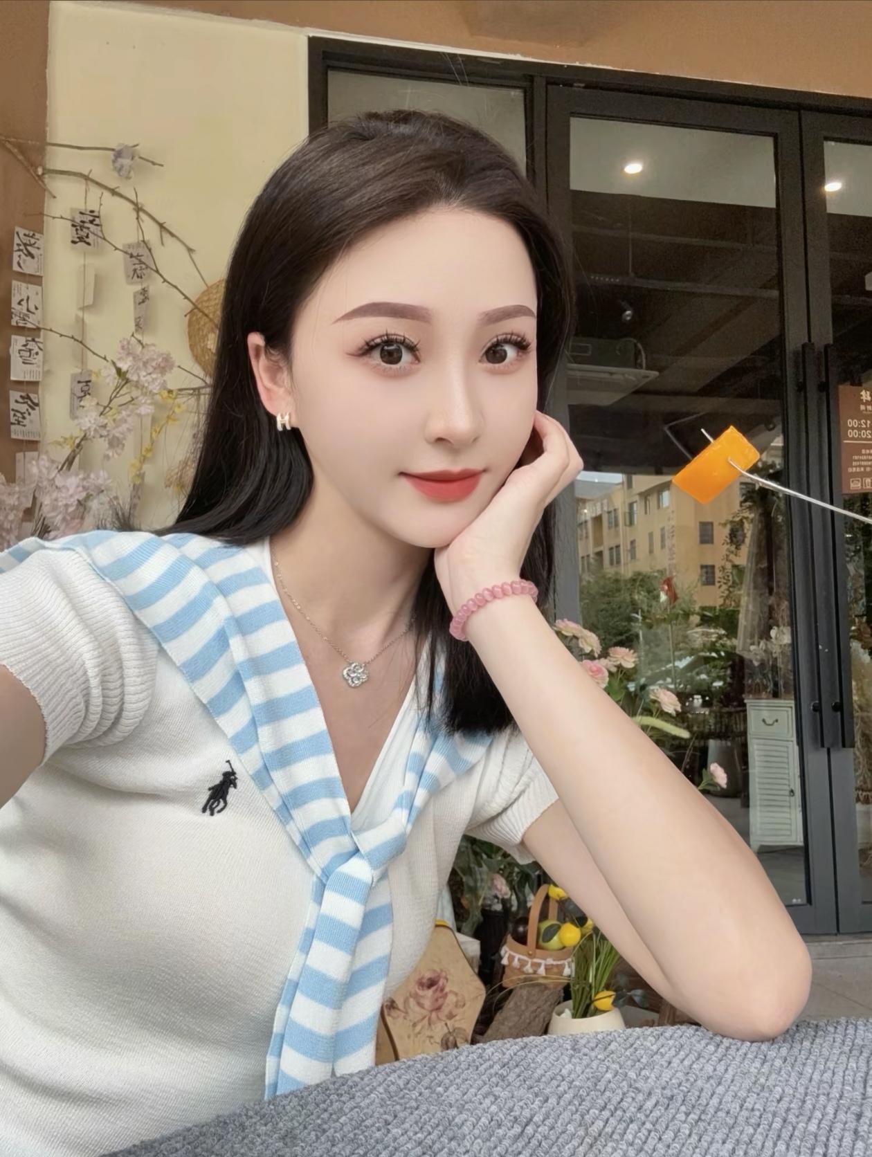 花影摇曳间，美人笑语生。
