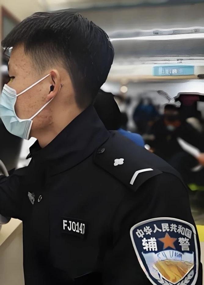 辅警职业不仅满含奉献与担当，还伴随着巨大的艰辛与挑战。他们是维护社会秩序的“螺丝