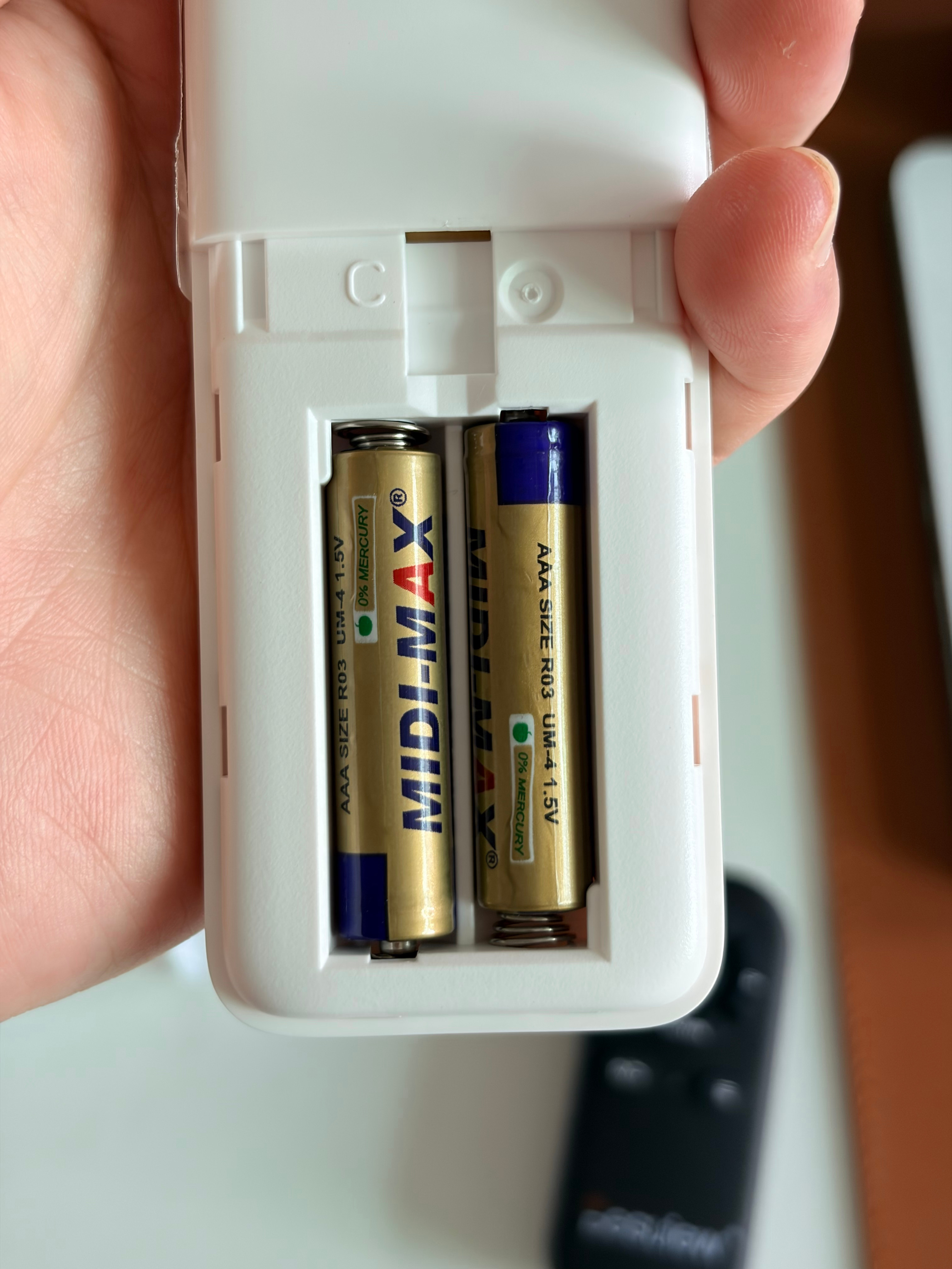 难以置信！小米空调的遥控器，默认送的电池竟然不是自家的😱 
