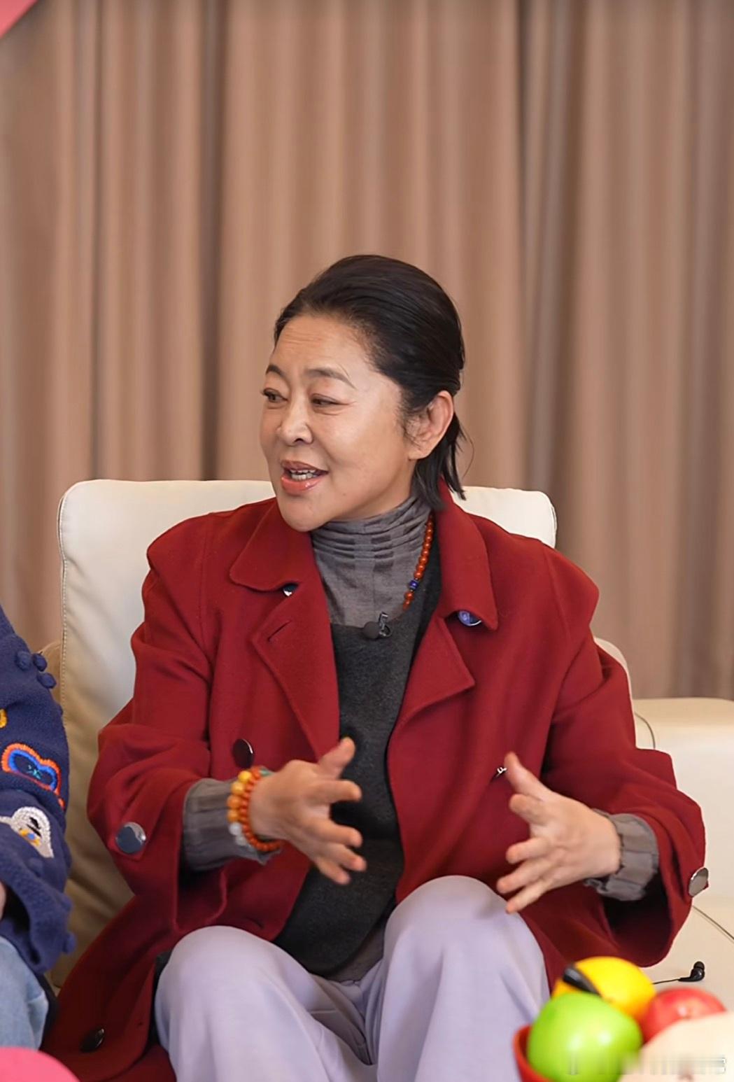 倪萍眼中真实的李小冉  倪萍透露李小冉在一路繁花的经历中，事事都冲在前面，是个实