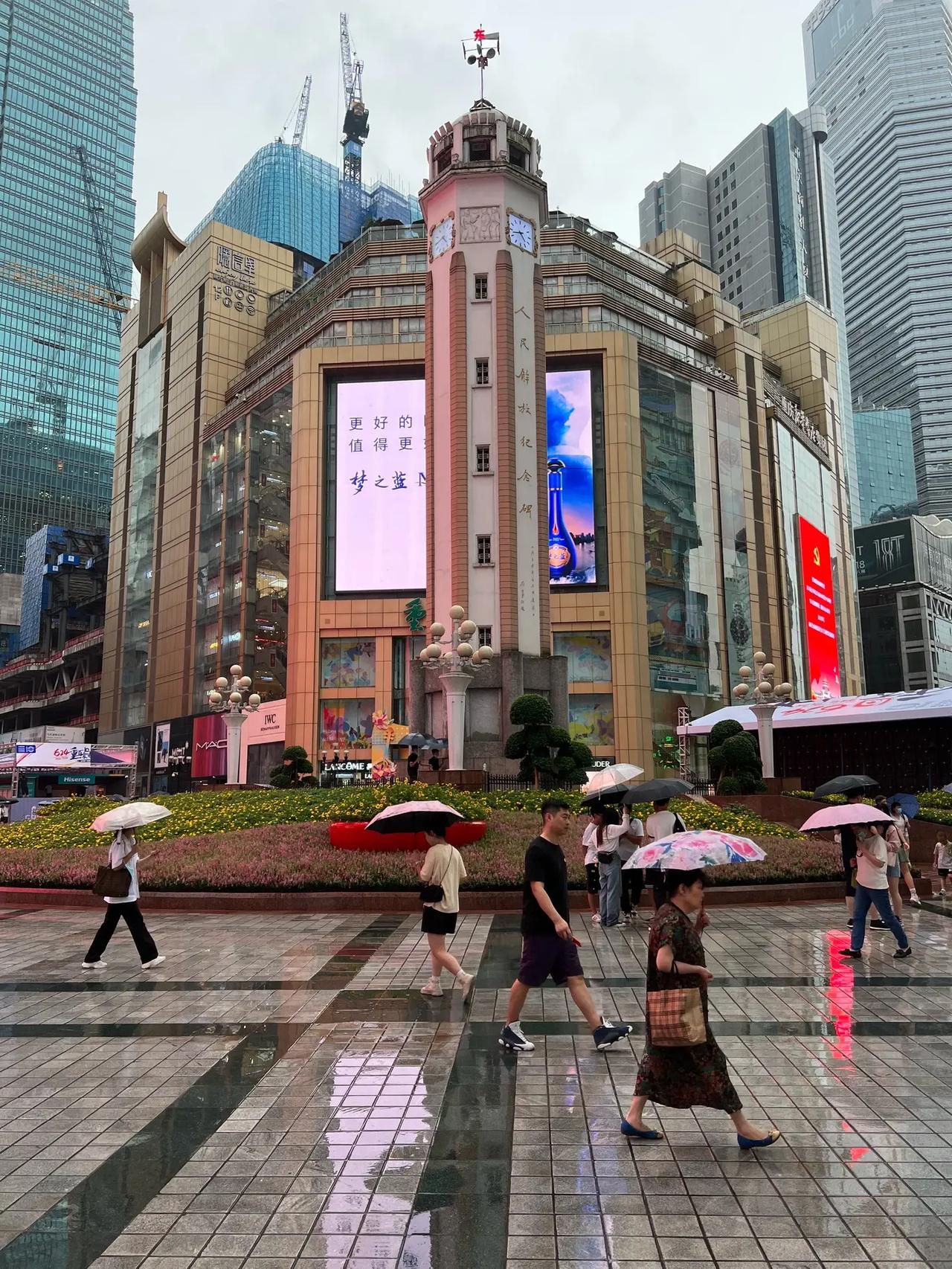 于海青：为何说我特喜欢在重庆渝中区穿行？ 重庆是一座直辖市，但不次于一个省，虽然