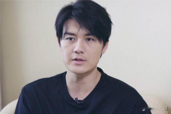 他蹲在工地给女工送饭，陪脑瘫少年摆摊，干着明星“不该干”的脏活累活。键盘侠张嘴就