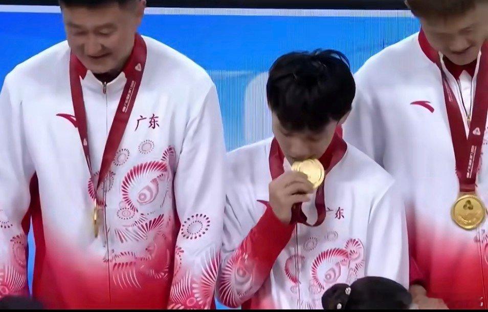 快咬吧毕竟第一次拿 