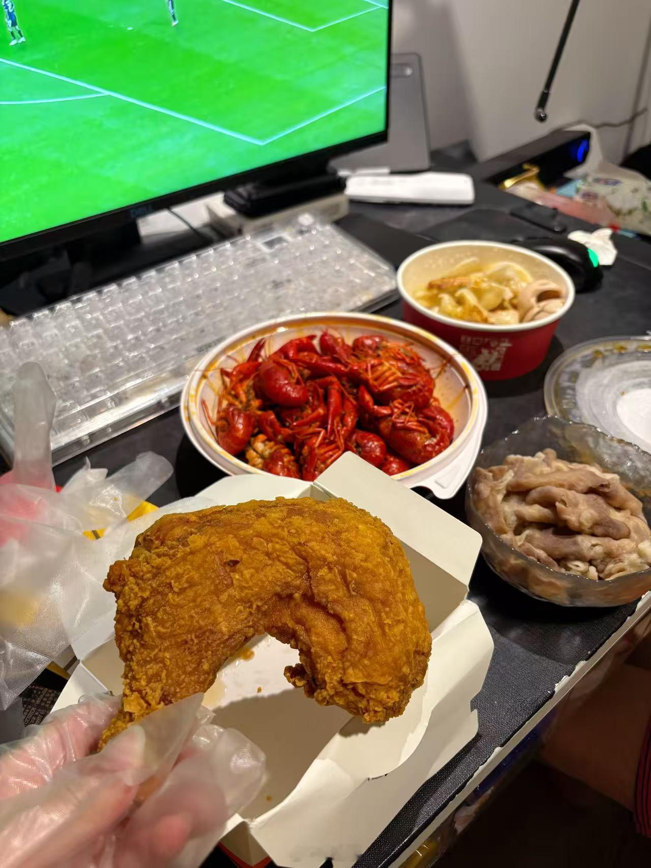 看球其实是吃夜宵的借口非正经观战世界杯