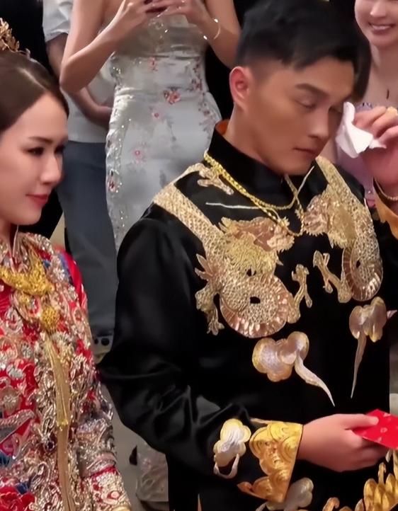 据相关报道，TVB资深男星杨明与庄思明结束了长达十年的爱情长跑，在马来西亚吉隆坡