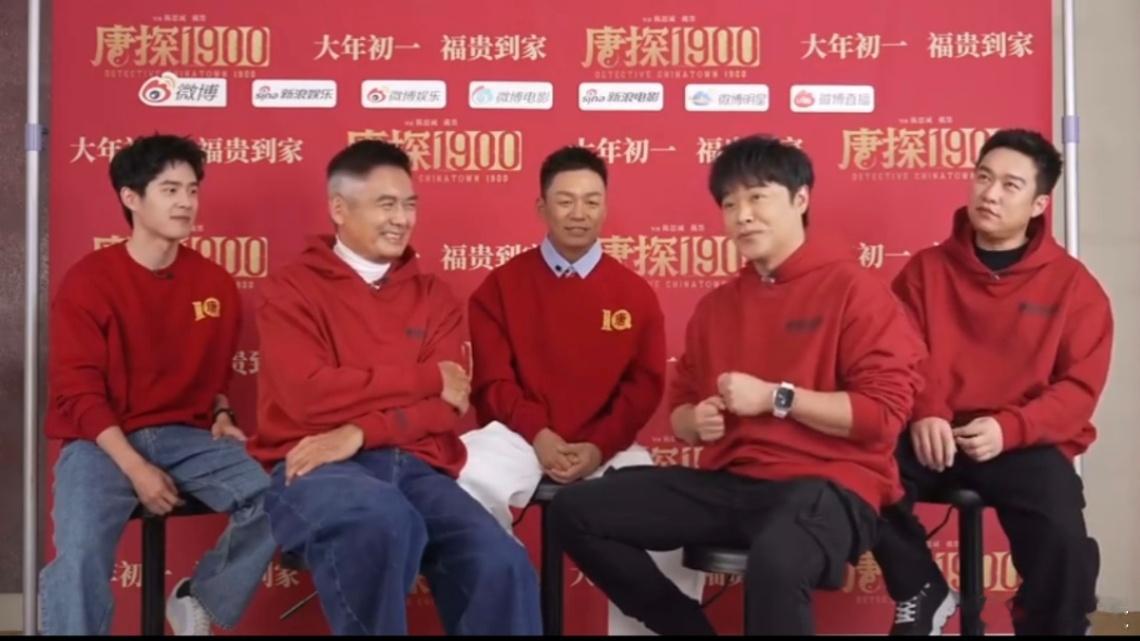 王宝强为了腹肌半年没喝酒 《唐探1900》直播，陈思诚爆料，王宝强为印第安造型露