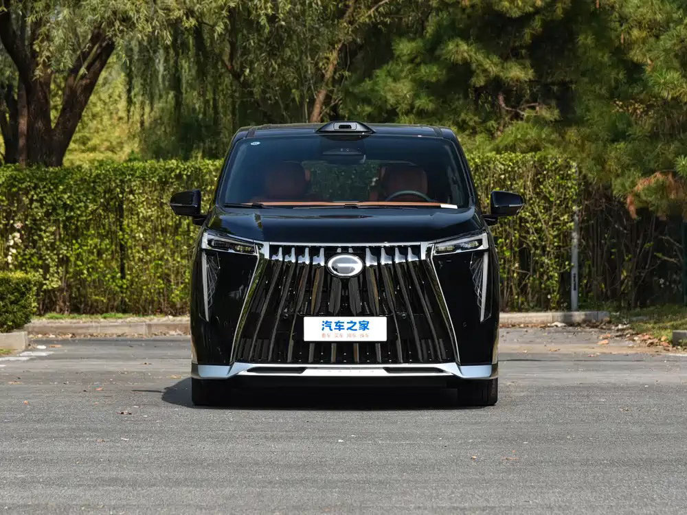2026款传祺M8宗师混动版七座MPV。整车5212mm×1993mm×1823