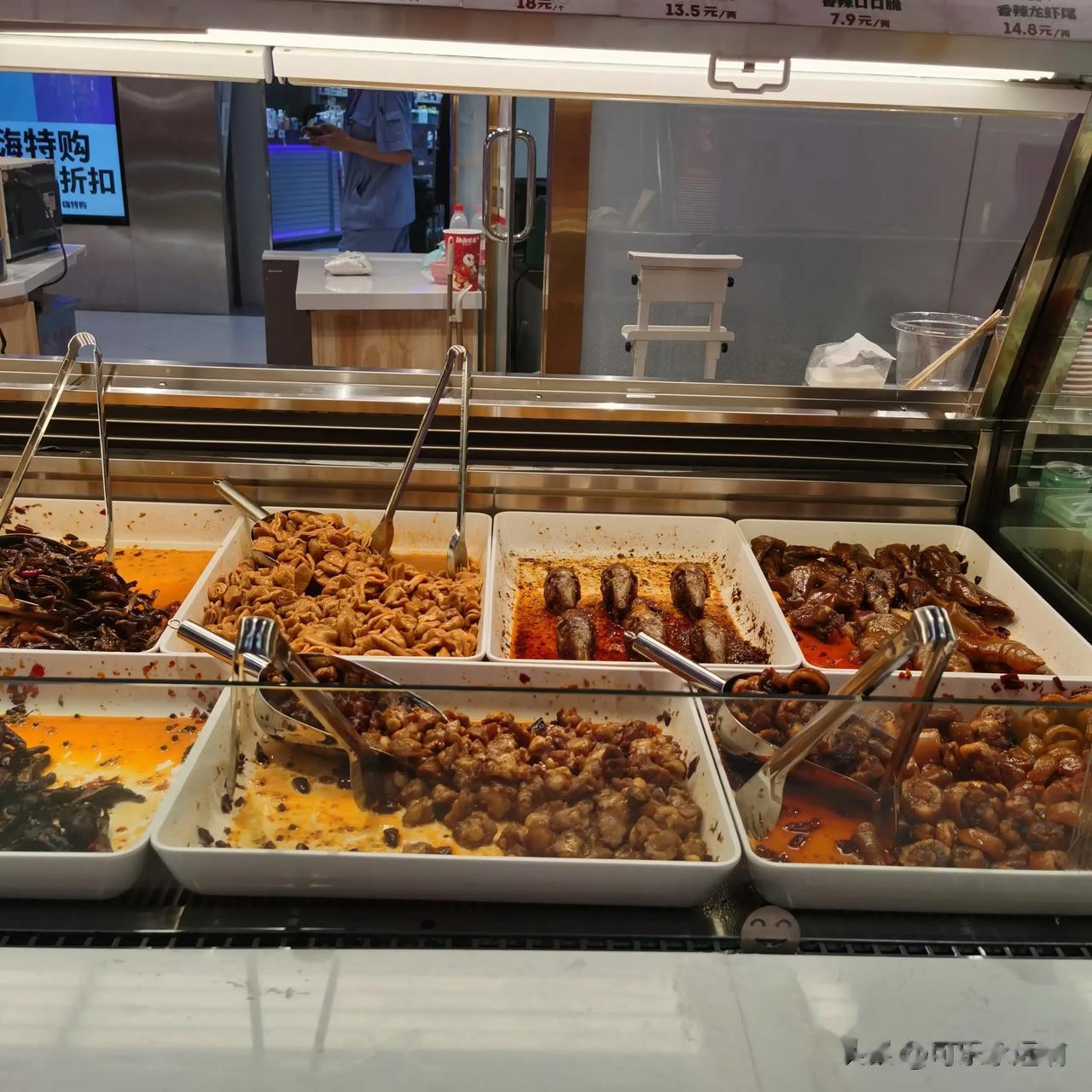  
点兵点将，30元吃到四川小吃

【宾宜凉糕】
必点的一道菜～凉糕搭配黑糖浆，