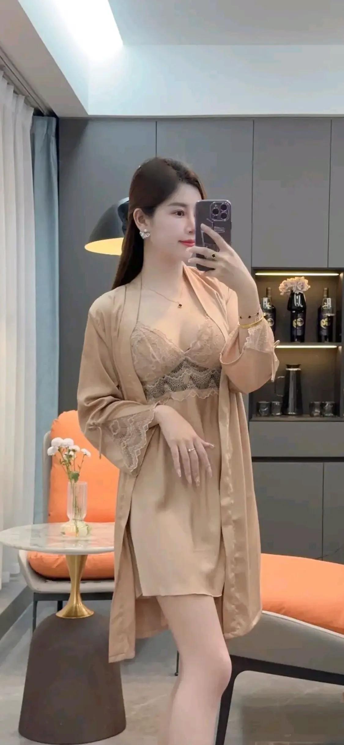 昨天卖了一栋别墅，提成8万，本想请同事吃一顿，后来想了想还是没请同事，而是直接请