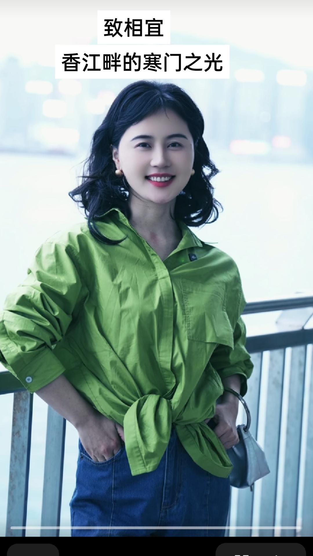 当维多利亚港的晨雾漫过堤岸，
你便立在那抹流动的蓝里，
港风是无形的笔，
将发梢