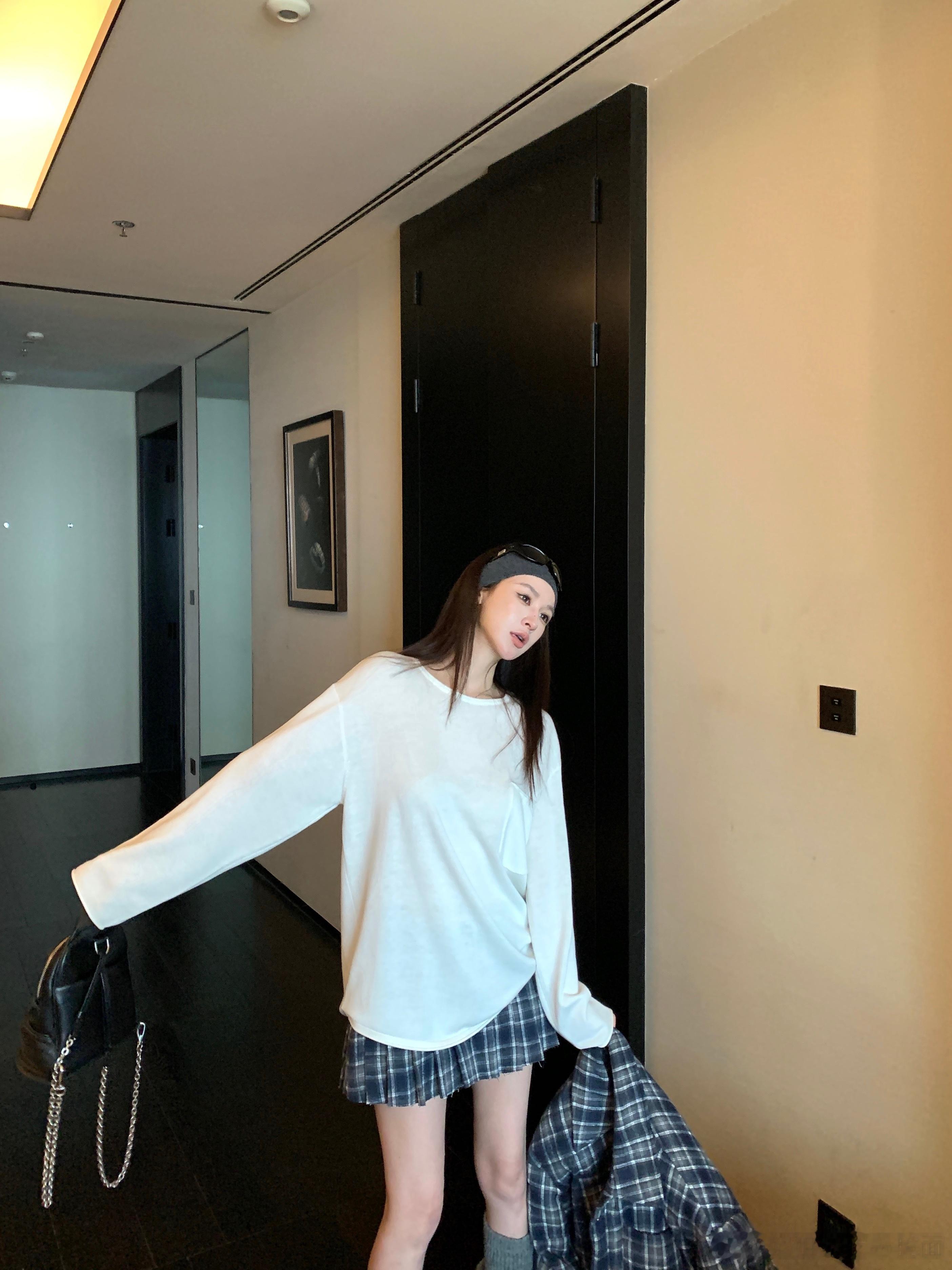 简约干净不刻意的松弛慵懒感打底衫面料采用了柔软的含羊毛质地 同时满足温度和厚度的
