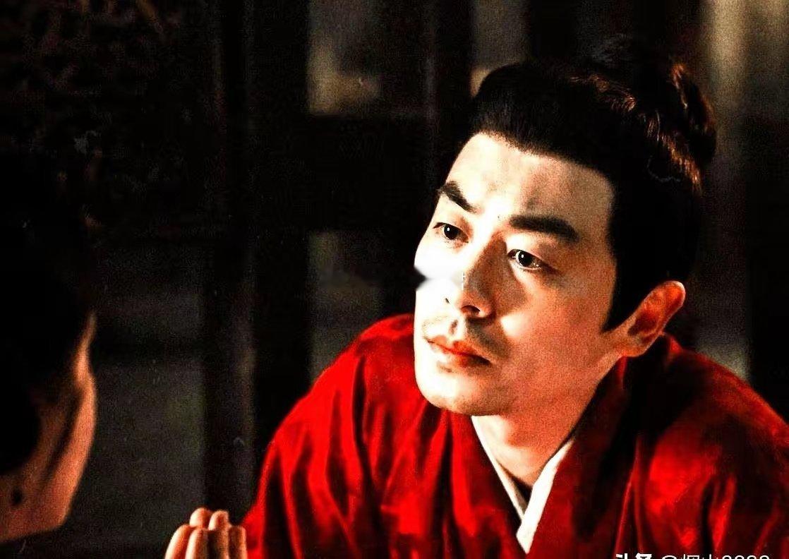 41岁朱亚文称自己接不到戏。如今却只能沦落到演配角。他在《大生意人》里，凭借扎实