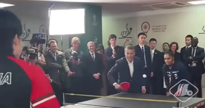 法国总统马克龙与中国乒乓球队运动员切磋球技