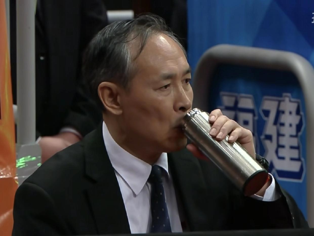 北京首钢在客场第四节落后福建男篮的时候，转播镜头给了北京首钢主教练许利民，看到他