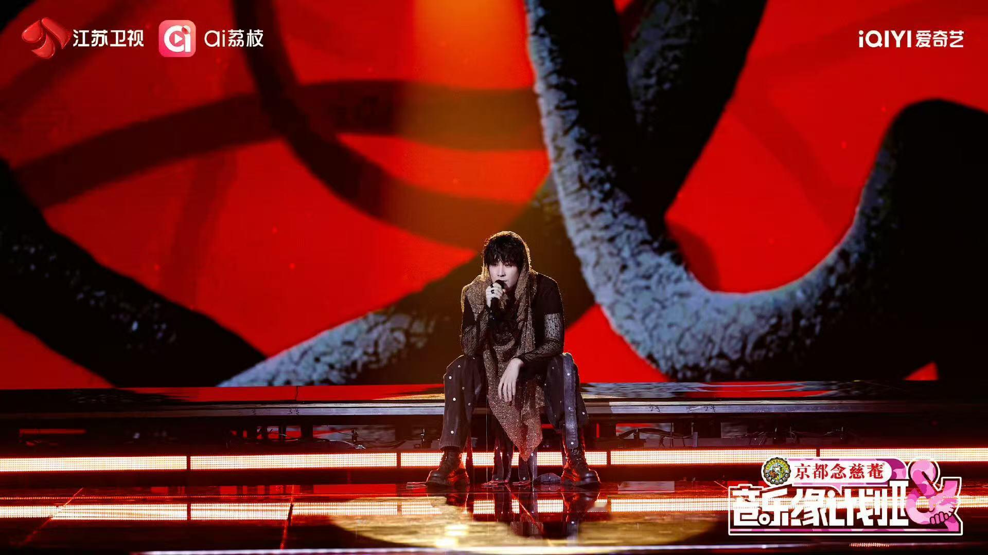 张弛好适合这种异域废土风！好帅的舞台～ 