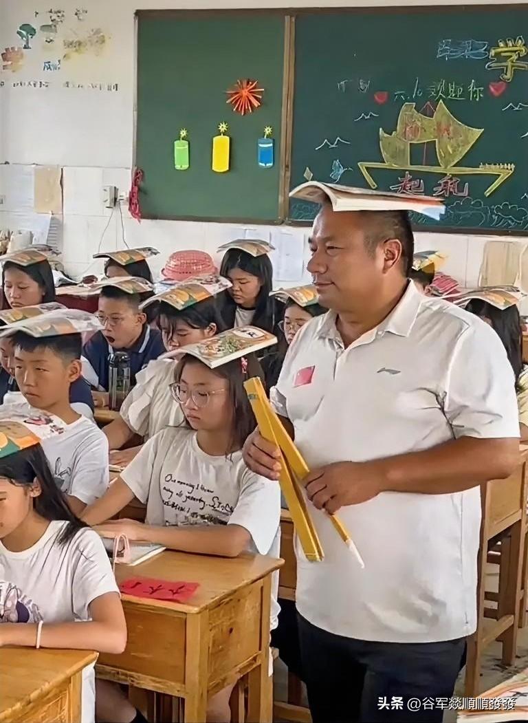 一位男老师头顶课本走进了教室，而进去以后才发现，全班所有学生都一样，全是头顶课本