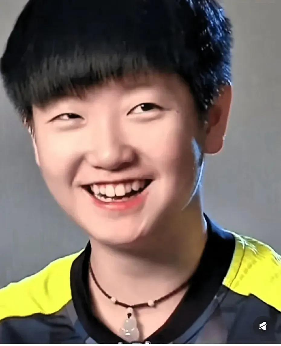 《多一点》
情商是花枝
境界是花朵
情商比你多一点
鲜花开满坡

智商是高坡
阵